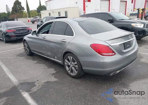 2015 Mercedes-Benz C 300 4Matic/Luxury 4Matic/Sport 4Matic z USA, uszkodzony, nr VIN 55SWF4KB6FU042647